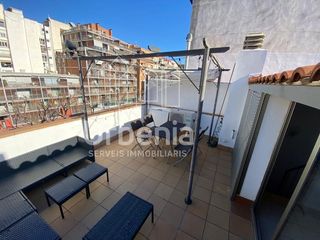 Appartement à Eixample. Pisazo dúplex en pleno centro y a dos calles de la playa !!