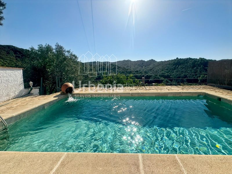 Foto e5a90ee8-e1ac-4d0f-8570-941c3fb643d9. Casa sant cebria de vallalta can xuxa. espectacular casa con piscina, gran salón con chimenea y bosque privado a 4 min del pueblo en Sant Cebrià de Vallalta
