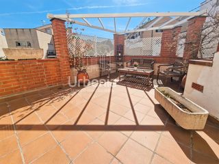 Casa in Centre. Casa pareada esquinera en parcela de 300 m que se distribuye en