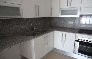 Piccolo appartamento in Nord. Apartamento de 65 m2 con 2 dormitorios, terraza y parking