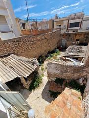 Terreny residencial a Nord. Casa con terreno para reformar de 143 m2.