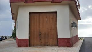 Business premise in Centre. Almacén de 132 m2 todo exterior y buen acceso.