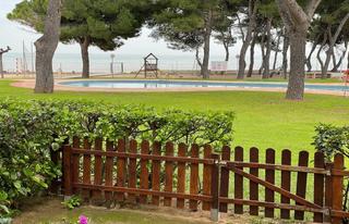 Planta baixa a Alcanar. Disfruta de una 1 linea de mar, piscina, en un entorno unico,