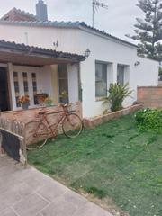 Chalet à Eucaliptus - Poble Nou del Delta. Chalet de 71 m2 con terraza y piscina a muy pocos metros de la p