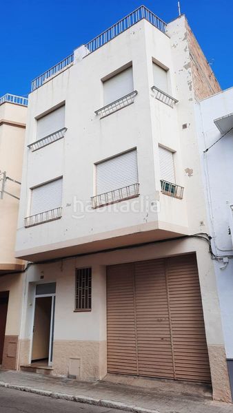 Foto bc8d24a0-0f1a-4d71-9ba6-79cb687f16fe. Edificio espectacular edificio con almacen, 2 pisos y terrado comunitario en zona muy tranquila en La Ràpita