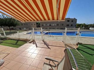 Piano terra in Alcanar. Planta baja con terraza y piscina comunitaria.