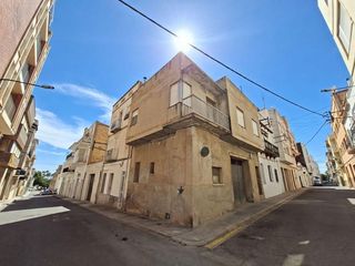 Casa en Centre. Oportunidad  casa esquinera para reformar