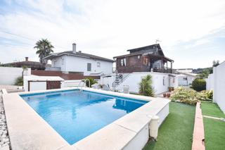 Chalet in Canyelles. Chalet con piscina
