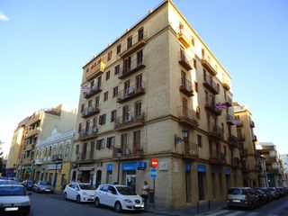 Lloguer Local Comercial a Carrer de felipe valls 40. Local comercial en la plaza luis cano