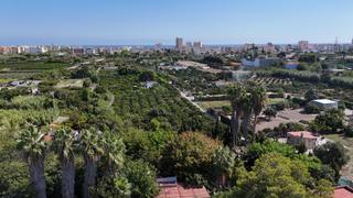 Chalet en Bellreguard. Chalet unifamiliar independiente con gran parcela a 500 metros d