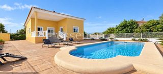 Chalet in Oliva Playa. Villa en oliva  playa urbanización canyaes