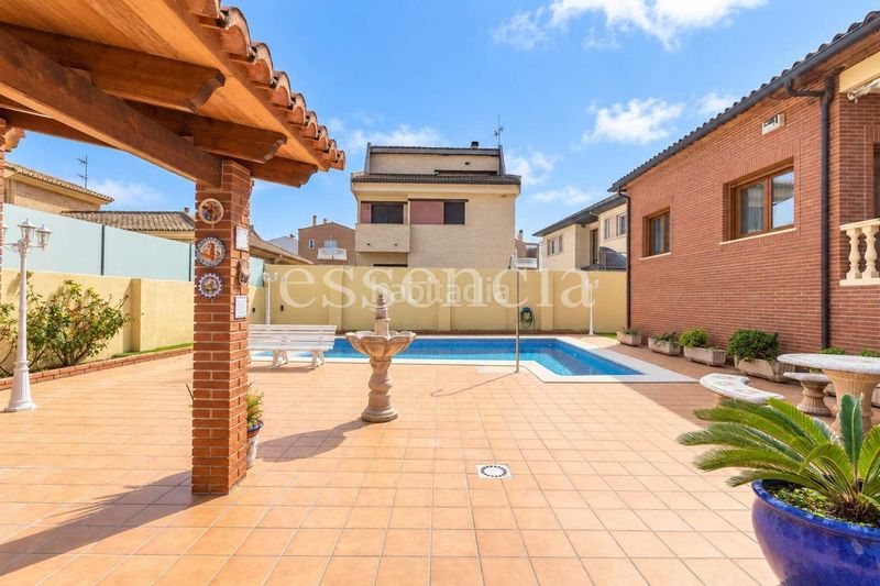 Foto f2ab597a-d597-4384-99a5-5b0395dcd5f1. Xalet amb aparcament piscina a Benirredrà