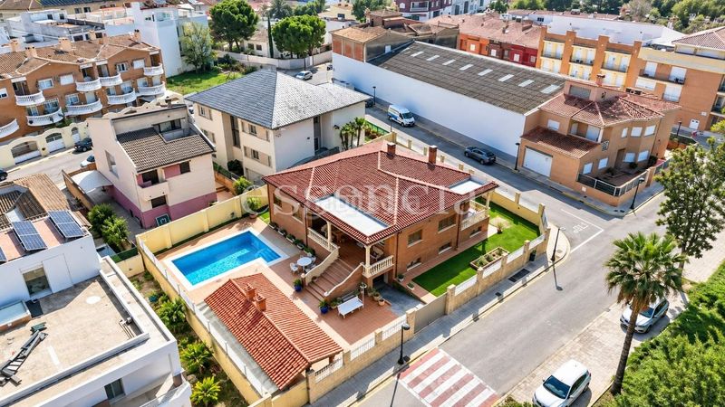 Foto f375bfca-ea43-473e-be47-589dcce513ef. Xalet amb aparcament piscina a Benirredrà