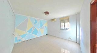 Flat in Almoines. Piso en almoines en planta baja de un edificio de 3 plantas con