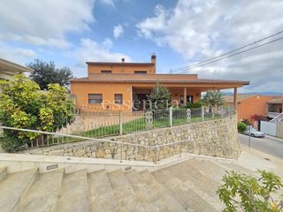 Casa a Terrateig. Gran casa independiente con grandes terrazas