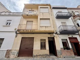 Local commercial  Calle salvador salom. Local comercial de 138 m2 en calle peatonal de piles. patio de l