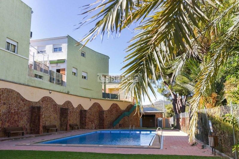 Foto 261e9668-e5d3-4a02-b9f8-04534a82c2d1. Casa adossada amb aparcament piscina a Almoines