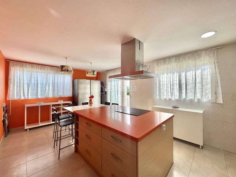 Foto a8736a66-54ea-41b5-8405-65db598791de. Casa adossada amb aparcament piscina a Almoines