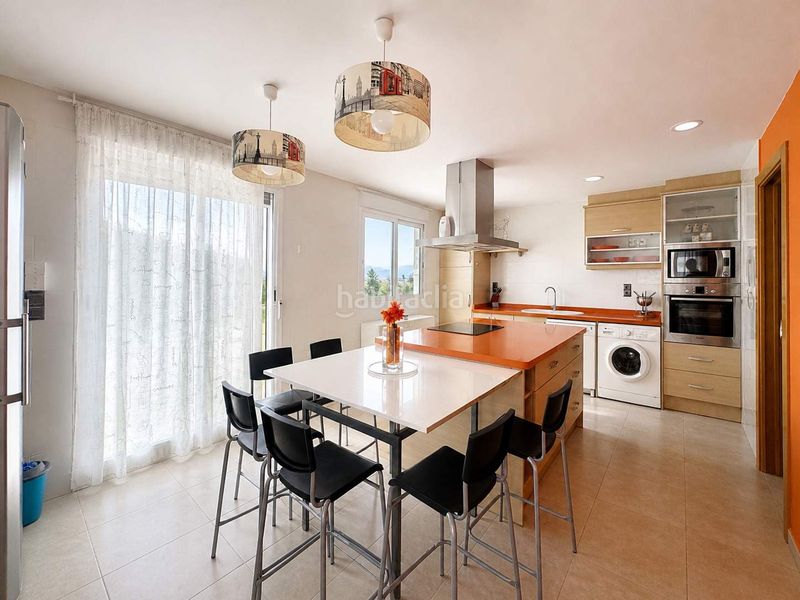 Foto ff936229-e515-4759-81b1-440ee93ae8f2. Casa adossada amb aparcament piscina a Almoines