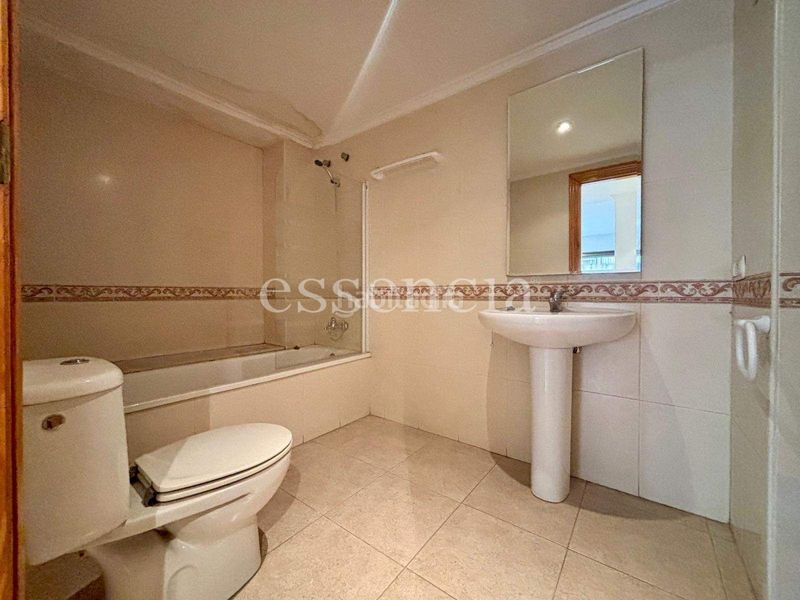 Foto b8dc0f71-57e7-41f9-b63d-1c1d85ad2049. Pis a Oliva pueblo Oliva
