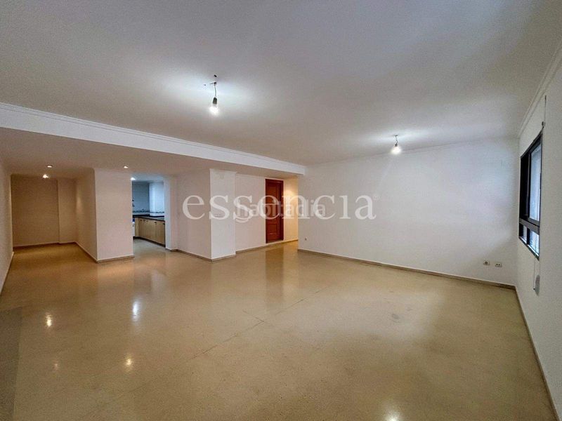 Foto f568542b-9e05-4d3d-bc93-b32681d13169. Pis a Oliva pueblo Oliva