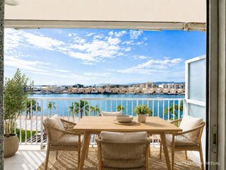 Apartment in Playa de Gandía. Fabuloso apartamento reformado en primera linea del puerto de ga