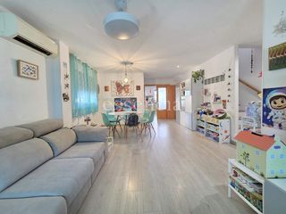 Reihenhaus in Almoines. Exclusiva casa adosada de 186 m2 con piscina comunitaria en almo