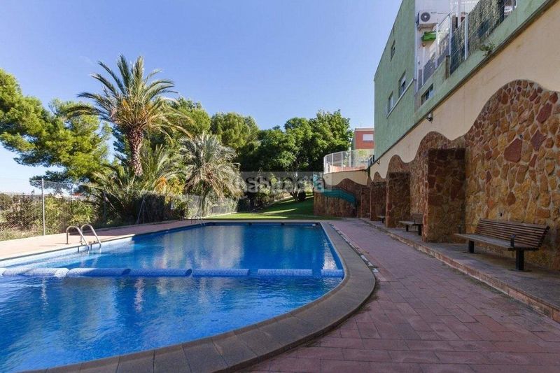 Foto 1abf4e8c-b39d-4d57-aa0f-cb88429b8d3c. Casa adossada amb aparcament a Almoines
