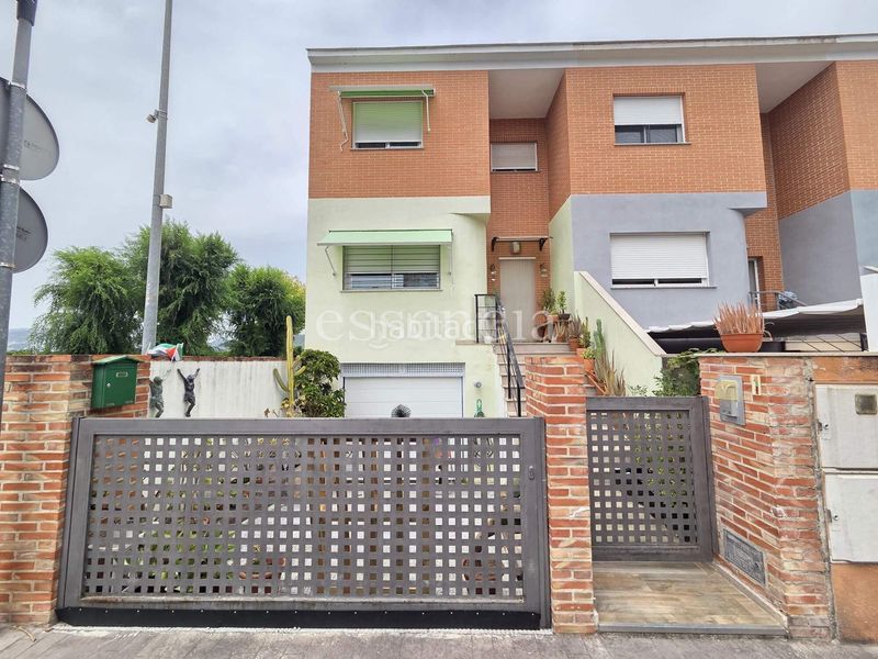 Foto 7099af1d-6d9b-49d4-ad11-294cf833f41c. Casa adossada amb aparcament a Almoines