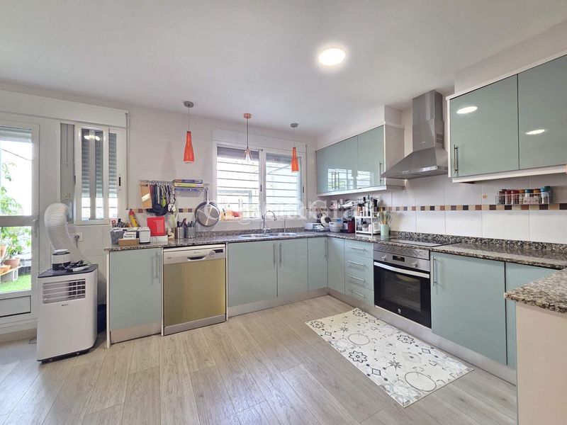 Foto e173e141-4ae6-4b9e-b907-aaf7dfd64452. Casa adossada amb aparcament a Almoines