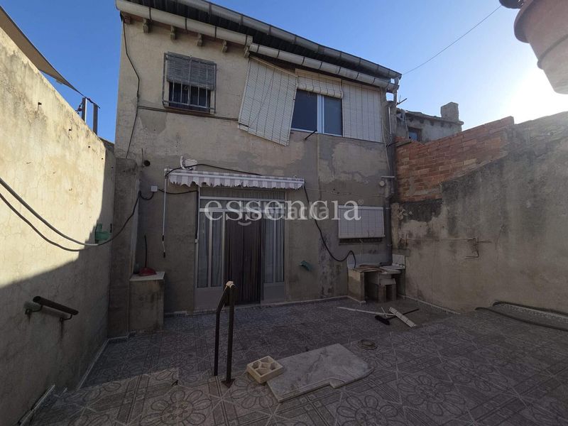Foto bf5908de-f72f-4427-934c-cccbb36e7abd. Casa amb aparcament a Alfauir