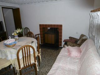 Masia  Constitucio. Casa bien situada con vistas a la plaza y entrada por dos calles