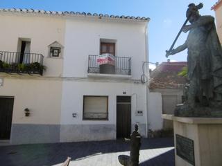 Masia  Constitucio. Casa bien situada con vistas a la plaza y entrada por dos calles
