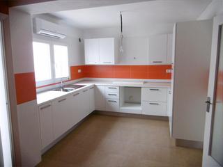 Casa a Vall d´Alba. Casa amplia con varias viviendas y almacen