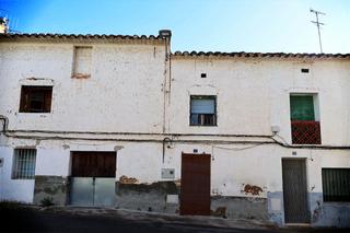 Masia  Pou ample. Casa de pueblo con garaje para reformar y pequeño solar en vall
