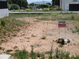 Terreny residencial a Vall d´Alba. Solar en venta con vistas a la población y centro de salud