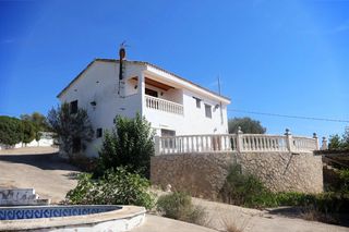 Masia a Vall d´Alba. Masia vallada con piscina, zona para caballos y mas de 2 hectare