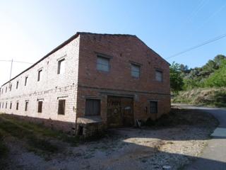 Finca rústica a Vall d´Alba. Terreno con almacenes luz y agua
