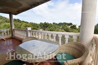 Chalet en Borriol. Chalet seminuevo con garaje, piscina y amplia parcela