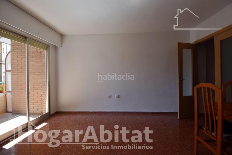 Foto 07a85cad-4e8e-458a-8e9a-928aafce1a71. Piso amplio con balcón y dos patios junto ps les germanias en Gandia