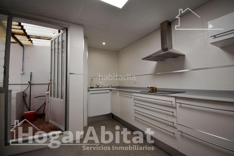 Foto 0d3d6fa9-64d1-4314-889a-0195cf58c054. Piso amplio con balcón y dos patios junto ps les germanias en Gandia