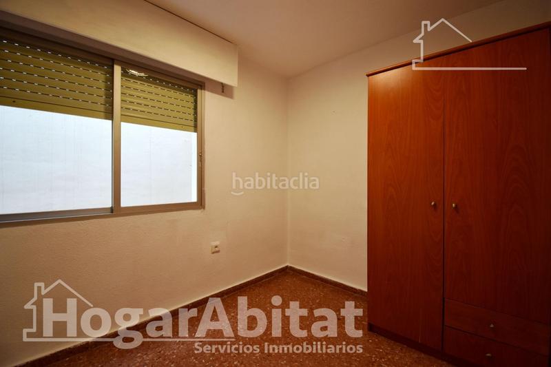 Foto 14533eed-465f-4a26-92fd-10c8194e9a7e. Piso amplio con balcón y dos patios junto ps les germanias en Gandia