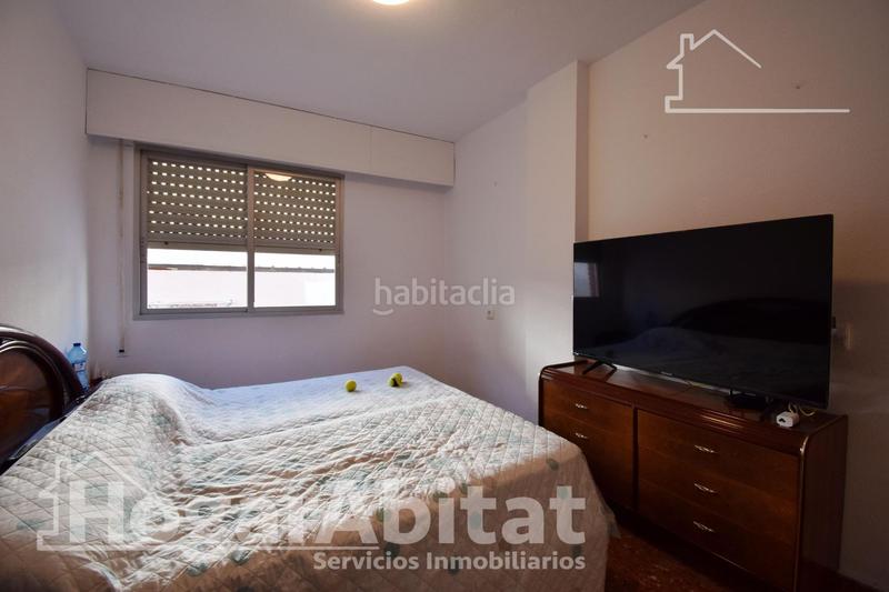 Foto 39a64b62-bae2-43ff-94ee-80bb4a94af56. Piso amplio con balcón y dos patios junto ps les germanias en Gandia
