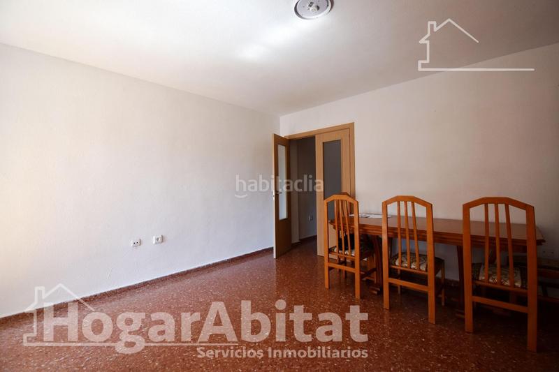 Foto c12a6fea-cc38-407b-9c30-538414d44f94. Piso amplio con balcón y dos patios junto ps les germanias en Gandia