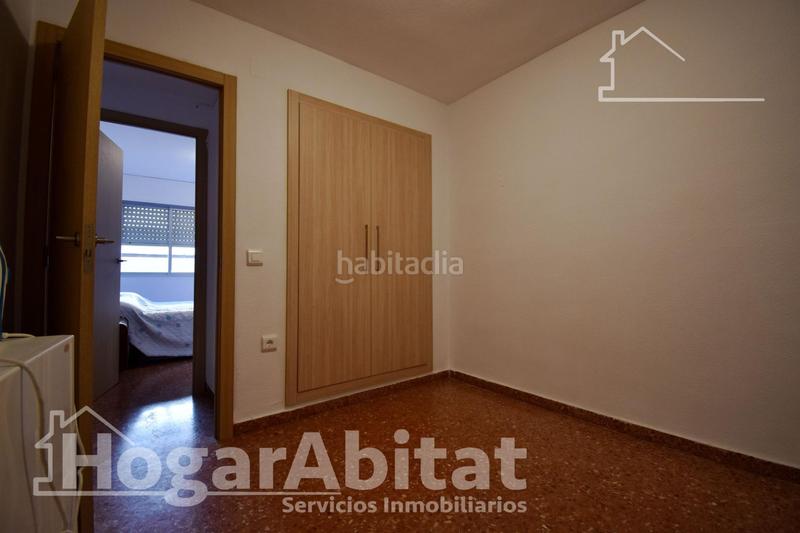 Foto d21f8a63-4209-4845-8b3b-eed3b283acc7. Piso amplio con balcón y dos patios junto ps les germanias en Gandia