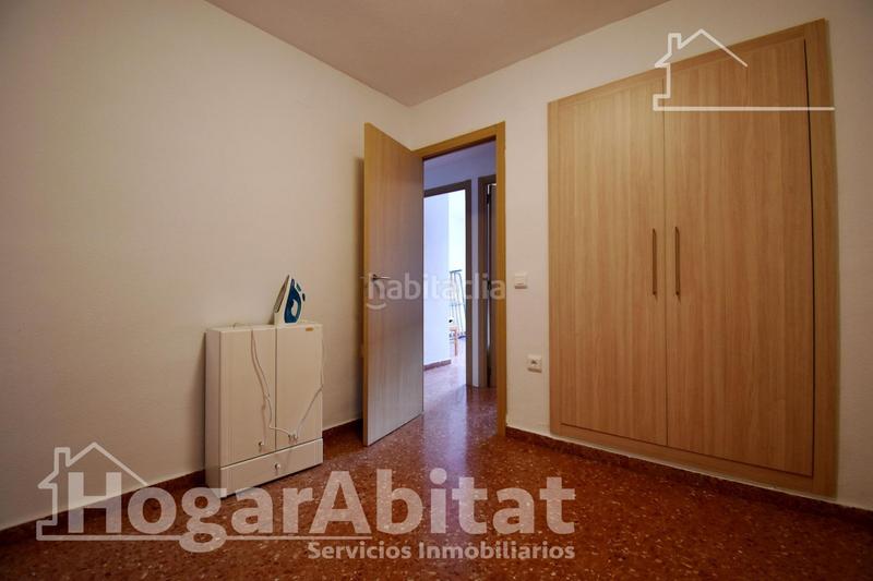 Foto d7b02a6f-1baf-4a43-a725-9ad0a3b92be3. Piso amplio con balcón y dos patios junto ps les germanias en Gandia