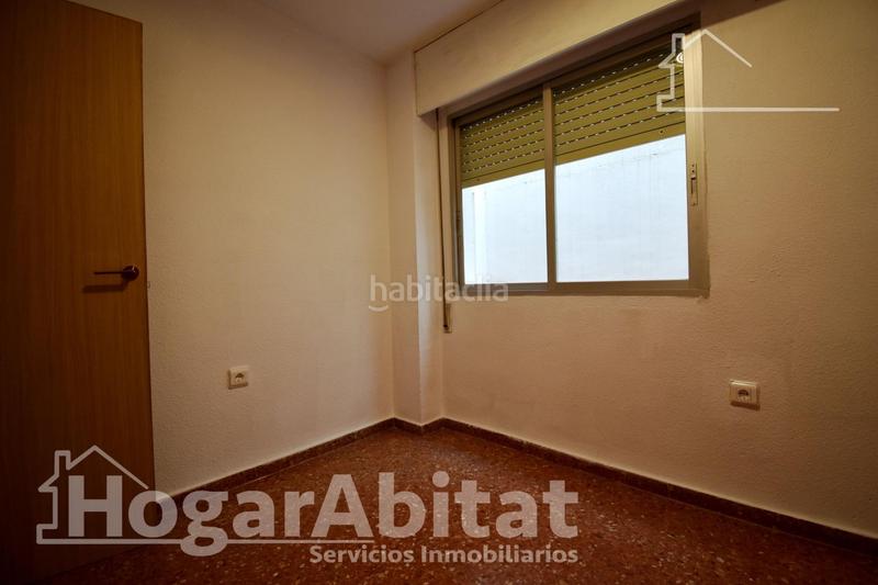 Foto e6d7a7f0-5956-45a5-8abe-e1e423380c73. Piso amplio con balcón y dos patios junto ps les germanias en Gandia