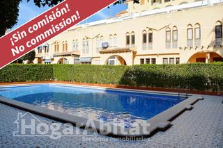 Reihenhaus in Los Europeos. Adosado con piscina, parking y terraza cerca de la playa
