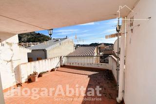 Maison à Borriol. Amplia casa con terraza y balcón
