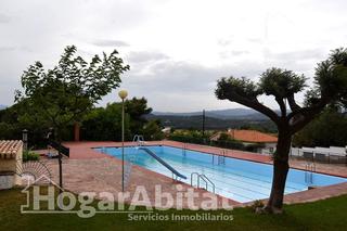 Chalet à Borriol. Chalet seminuevo con garaje, piscina y amplia parcela